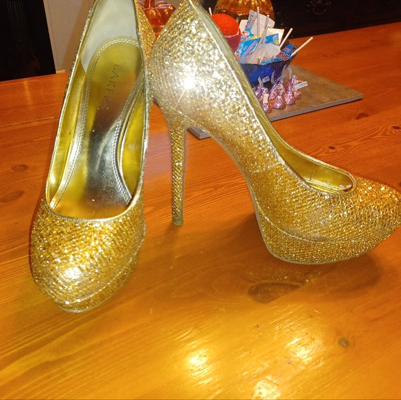 Gold Heels - Picture 1 of 3